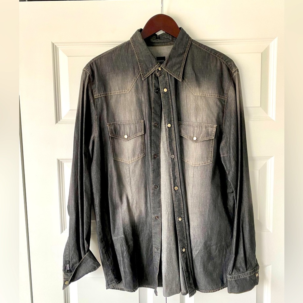 Hugo Boss black label men’s grey denim button down shirt! This shirt is hot!